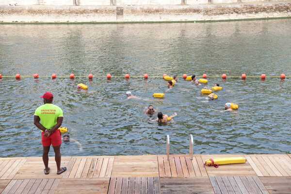 París habilita zonas de baño en el río Sena para el verano