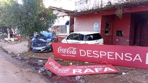 Conductor alcoholizado se lleva por delante un automóvil estacionado y destruye fachada de despensa en PJC