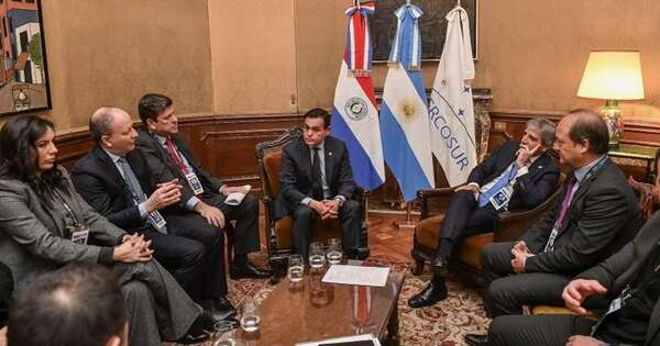 Diario HOY | Buscan destrabar trasbordo de combustibles en la Hidrovía