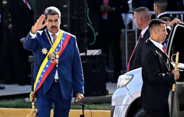 Maduro pide en el Día de la Independencia a la Fuerza Armada “máxima unión y preparación” - Mundo - ABC Color