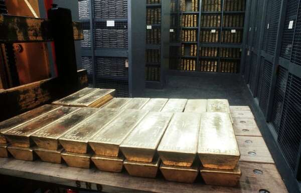 Bancos centrales, geopolítica y dólar débil sostienen el ascenso del oro - Economía - ABC Color