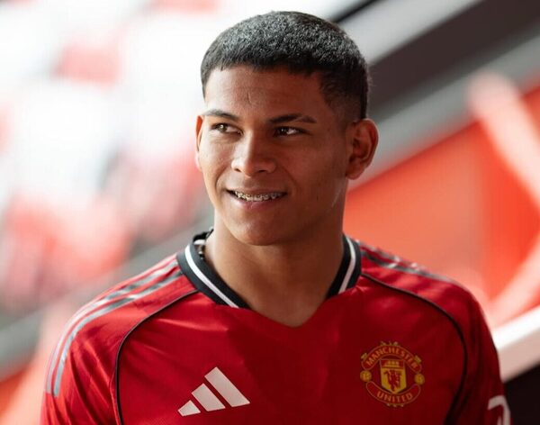 Versus / El jugador del Manchester United que ya "adoptó" como su protegido y amigo a Diego León