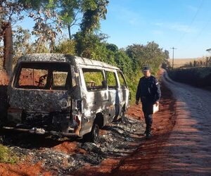 Hallan furgoneta completamente incendiada