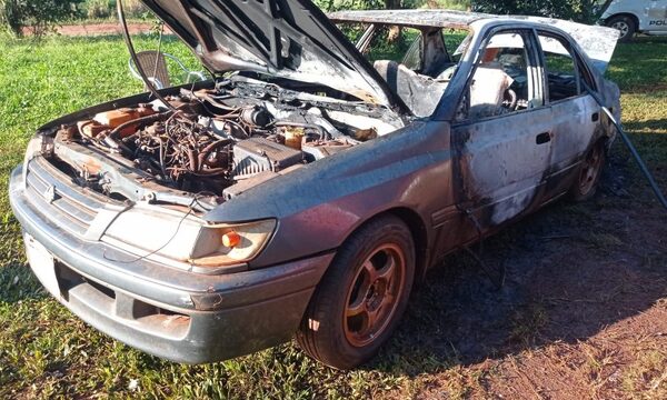 Incendio parcial de vehículo por cortocircuito