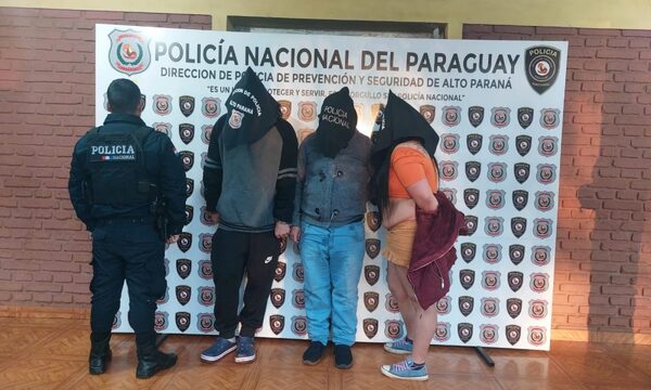 Detienen a dos hombres y un travesti por conducir borrachos y poseer cocaína
