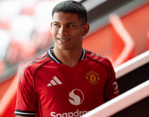 Diego León ya luce los colores del United: Prensa inglesa lo define como apuesta a futuro