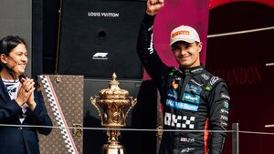 Norris gana en Inglaterra y recorta a Piastri, sancionado, en una carrera loca