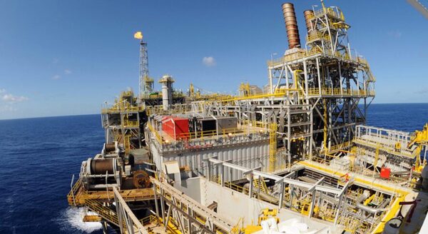 La OPEP+ acordó aumentar la producción en 548.000 barriles por día