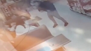 Atacó a su expareja y a la hija en un surtidor