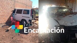 Furgoneta evita chocar con motocicleta y termina incrustada en una vivienda en Jesús de Tavarangüe
