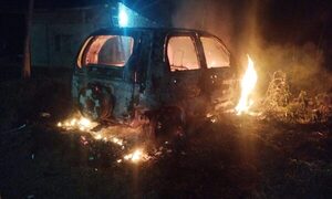 Vehículo en desarme arde en llamas