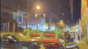 Cerraron la calle para montar un toro mecánico en fiesta de 15