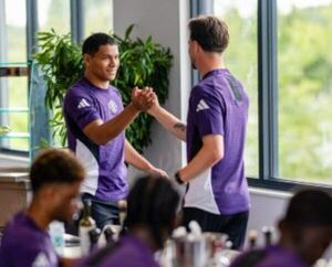 ¡Oita! Diego León hará pretemporada con plantel principal del Manchester United: fue recibido con abrazos