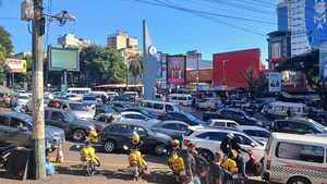 Tránsito vehicular colapsa en horas pico en CDE y nadie asume el control - La Clave