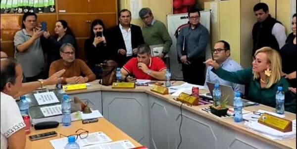 Video: sesión en Lambaré a los gritos entre el intendente y la concejala Carolina González - Política - ABC Color