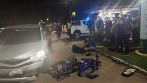 Colisión de un automóvil y una motocicleta en Villarrica