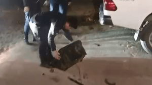 Mujer denuncia a un policía por supuesta violencia en un procedimiento en Asunción - Noticiero Paraguay