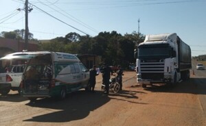 Camionero sintió mareos y atropelló una moto con dos ocupantes