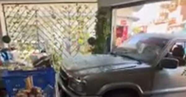La Nación / Ambulancia chocó contra camioneta e ingresó a un local comercial en Asunción