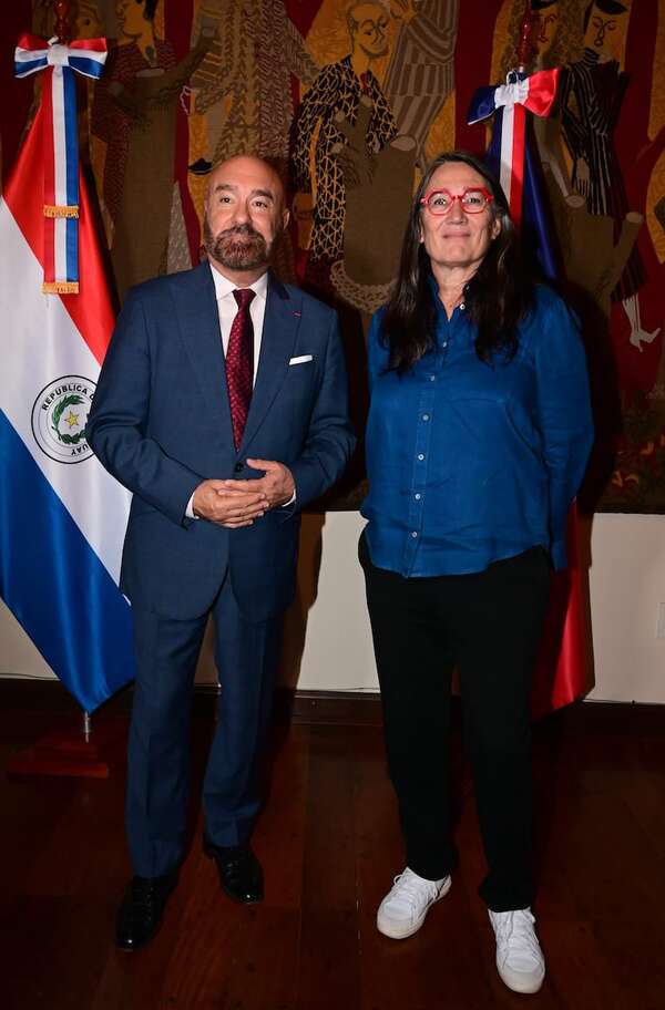 Villa Guaraní se ilumina para la promoción 2025 del Colegio Francés - Sociales - ABC Color
