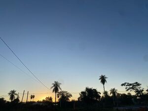 Martes cálido con cielo despejado
