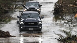 Inundaciones en Texas dejan más de 100 muertos, búsquedas continúan