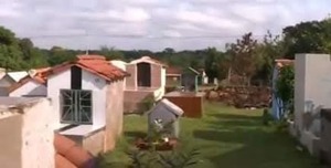 (VIDEO)Doña fue a visitar a su difunto y se encontró con feroz farra dentro del cementerio