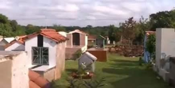 (VIDEO)Doña fue a visitar a su difunto y se encontró con feroz farra dentro del cementerio