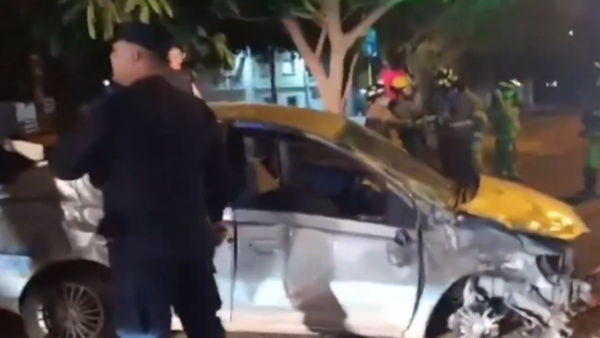 Chofer de camión provoca choque, deja a dos conductores heridos y huye sin dar auxilio