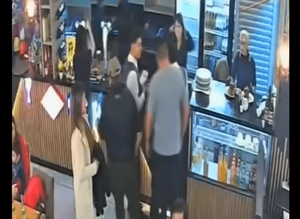 Mozo de un bar denunció que un hombre le manoseo y luego lo agredió