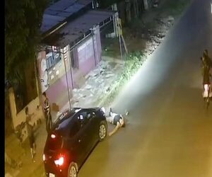 (VIDEO)Rozaron en el tránsito y motoca noqueó a una persona