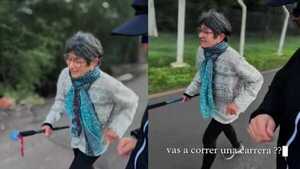 ¡Una campeona! Con 5 grados y 79 años, doña Gloria salió a correr y se volvió viral