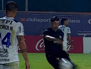 Versus / VIDEO: La insólita expulsión del técnico de Tembetary
