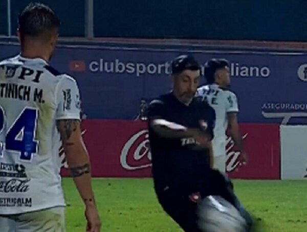 Versus / VIDEO: La insólita expulsión del técnico de Tembetary