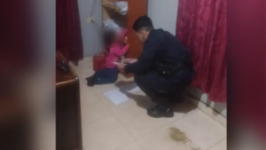Nena de 2 años caminaba sola de madrugada y su mamá estaba en una cuneta