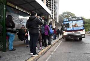 Transportistas vuelven a hablar de paro, mientras pasajeros ya sufren reguladas - Nacionales - ABC Color