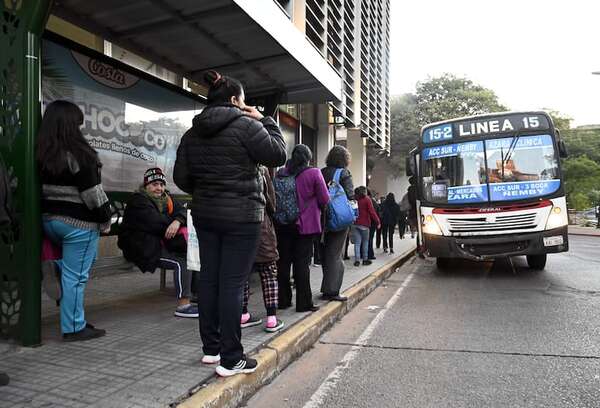 Transportistas vuelven a hablar de paro, mientras pasajeros ya sufren reguladas - Nacionales - ABC Color