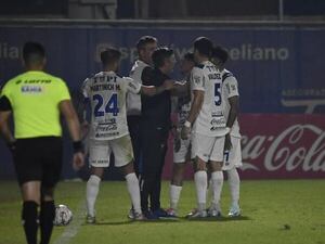 Insólito: El pelotazo y la expulsión del DT de Tembetary - Atlético Tembetary - ABC Color
