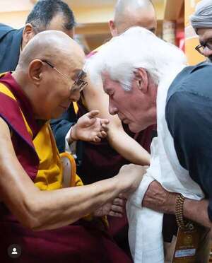 Richard Gere, presente en el cumpleaños número 90 del Dalai Lama: “El hombre más extraordinario”  - Gente - ABC Color