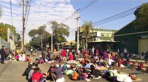 Indígenas acampan sobre la avenida Artigas y exigen destitución del presidente del INDI