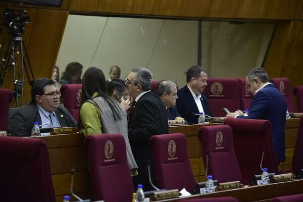 Denuncian que intendentes averiados “aceitan” a diputados para evitar intervención - Política - ABC Color