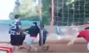 (VIDEO)¡Cancha de piki se convirtió en un “ring” de boxeo!