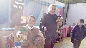 Sobresalió en acto escolar con un gallo y una gallina