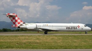 Un hombre fue succionado por el motor de un avión en Italia