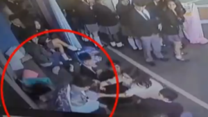 Video: Maestra salva la vida a una bebé que se atoró con un caramelo