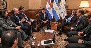 Paraguay y Argentina congelan decisión sobre trasbordo de barcos