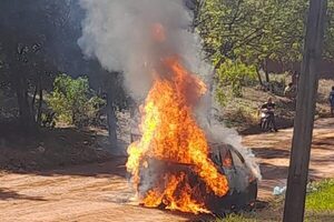 Automóvil arde en llamas en plena marcha