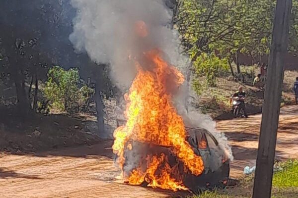 Automóvil arde en llamas en plena marcha