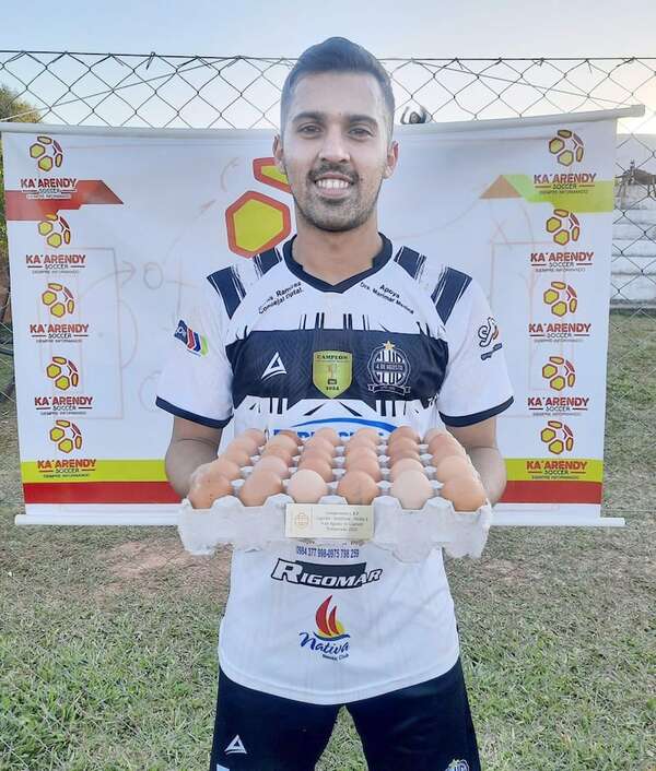 Plancha de huevos a la figura del partido - Fútbol - ABC Color