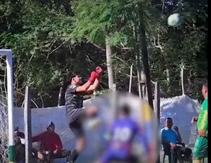 (VIDEO). ¡Criminal acción de un portero contra un delantero de Cerro Porteño!